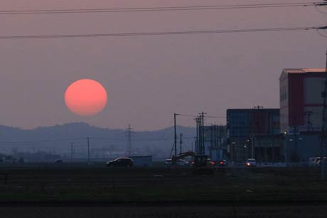4日夕方、燕市大曲地内から小池工業団地方向に沈む夕日