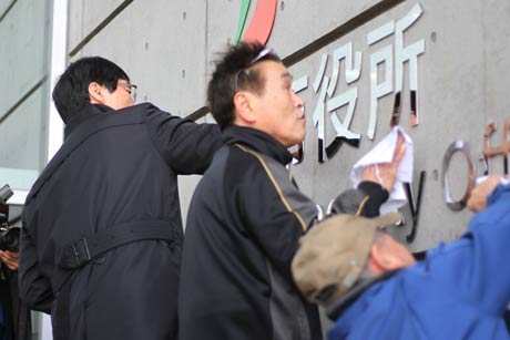 鈴木市長も作業を手伝う