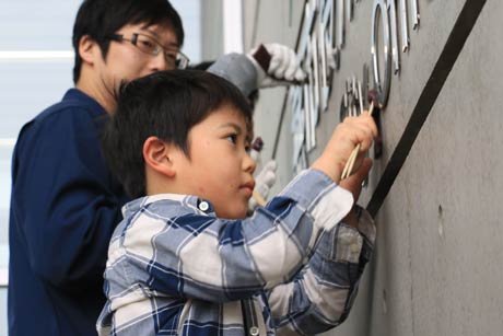 研磨作業を手伝う吉田兼蔵君