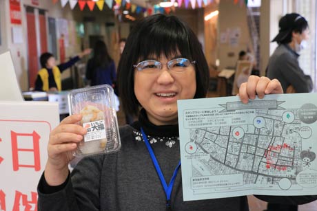 スタンプラリーの台紙と景品の大福とイチゴ大福