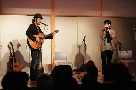 倉井夏樹さん(右)とペティート・カイさんのユニットのライブ