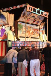 新潟市西蒲区が保存するのぞきからくりの保存、伝承に向けたプレ大道芸フェスティバルに約350人来場
