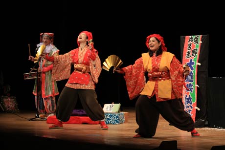 浅草雑芸団の歌と踊り