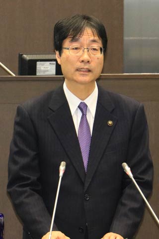 燕市の3月定例会初日で施政方針演説を行う鈴木市長