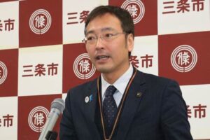 記者会見を行う国定市長