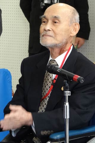 さんじょう∞ふくしま「結の会」代表の佐竹紀さんは車いすで出席し、感謝状を手渡す