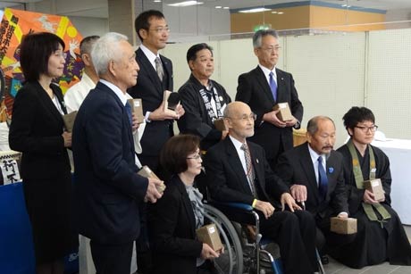 感謝状を受けた人たちで記念撮影