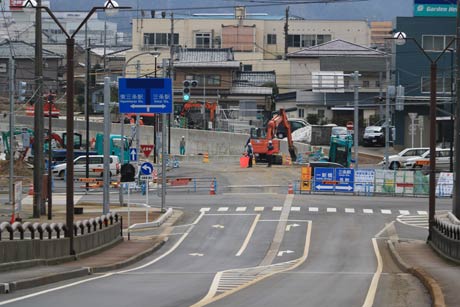  昭栄大橋から新保裏館線のアンダー工区の未開通部分北端を見る