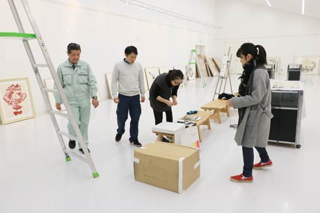 開場での展示作業