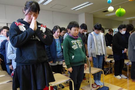  黙とうをささげる保内小5年生