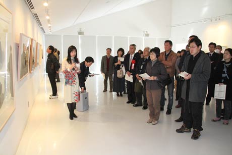 鶴巻貴子銅版画展の初日12日の鶴巻さんによるギャラリートーク