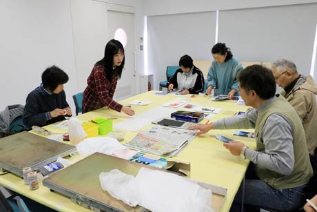 版を制作する5人の参加者