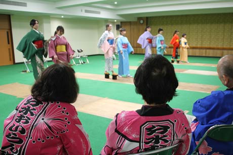  分水おいらん道中のおいらん役の1回目のけいこ