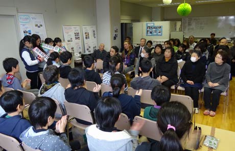 保内小児童が演奏などを披露