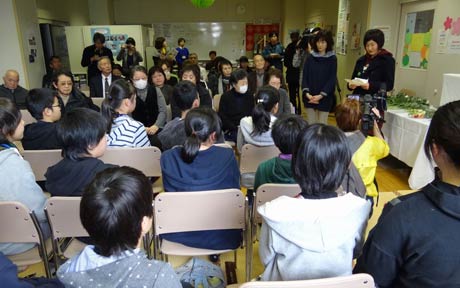 2人の話に聞き入る