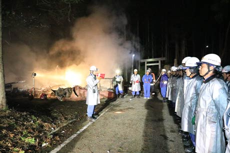 全焼した空き家、奥に見えるのが乙子神社の鳥居