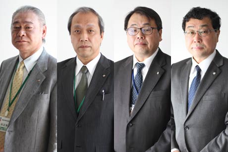 左から企画財政部長に昇格の田辺秀男企画財政課長、議会事務局長に昇格の幸田博議事課長、水道局長に昇格の松村金司都市計画課長、教育次長に昇格の山田公一学校教育課長