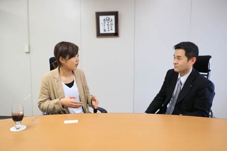 嘉瀬会長と話す菅野さん