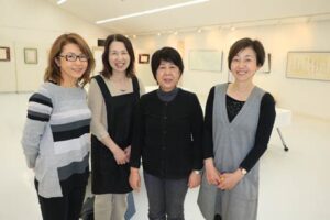 第3回 ー書創ー 綺羅 書展の展示作業を行う中村暢子さん(いちばん左)とスタッフの教え子