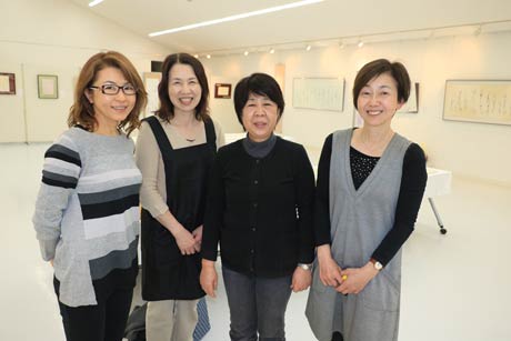 第3回 ー書創ー 綺羅 書展の展示作業を行う中村暢子さん(いちばん左)とスタッフの教え子
