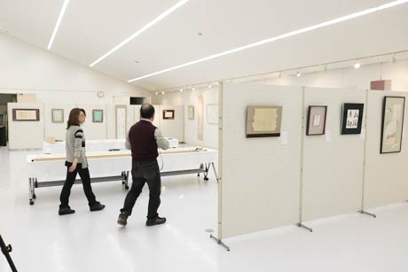 18日夜、展示作業がほぼ終わった会場