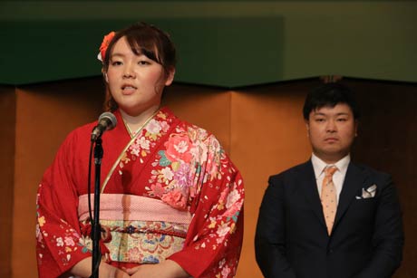 「二十歳の決意」を述べる森口さん(左)と佐藤さん