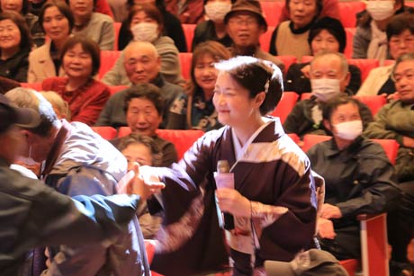 会場に降りて来場者とふれあう上杉さん