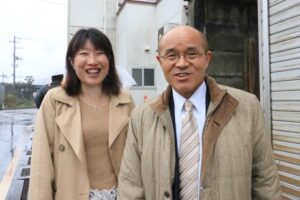 杭州飯店前で南相馬市の桜井市長と燕市から南相馬市へ人事交流の小杉さん