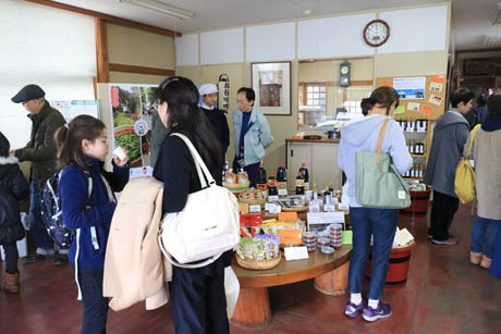 体験後に越後味噌醸造の店舗で甘酒をいただく