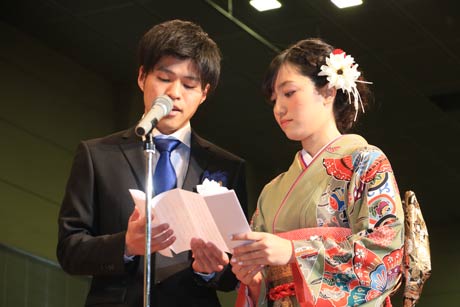 「成人のことば」を述べる西丸さん(左)と坂田さん