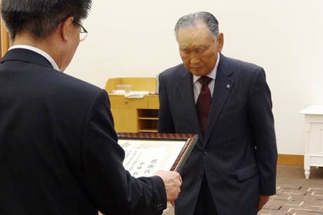 桜井三条署長から感謝状を受ける中條さん