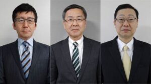 左から総務部長に異動の大平勲市民部長、議会事務局長に異動の堤孝昭政策推進課長、市民部長に異動の渡辺健環境課長兼清掃センター長兼汚泥再生処理センター長兼完熟堆肥化センター長環境啓発施設館長