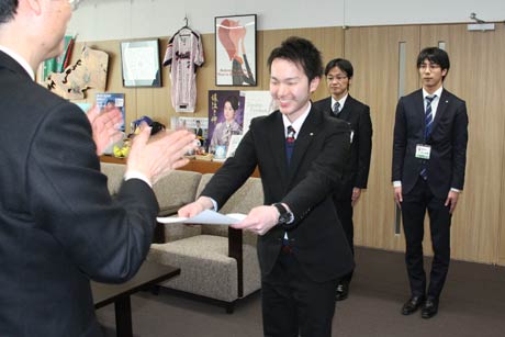 燕市で派遣職員3人を対象に辞令交付式
