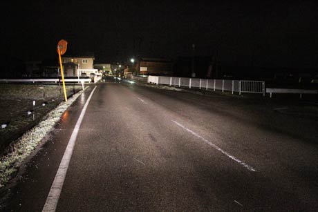 事故現場、和田さんは写真奥へ向かって軽自動車で走行中に右から左へ横断する自転車乗りの遠藤さんとぶつかった