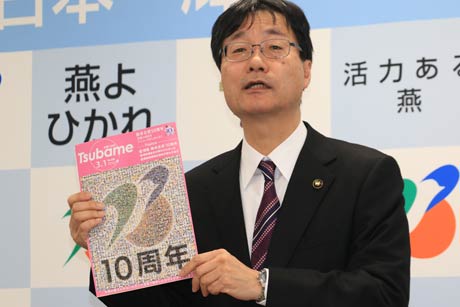 記者会見を行う鈴木燕市長
