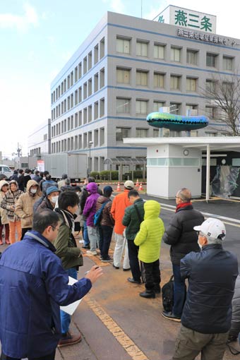  午前9時までに68人が行列