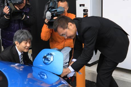 電気自動車急速充電器デモンストレーションを行う同センター副理事長の国定三条市長