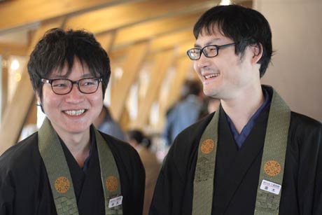 「ステージえんがわ」を訪れた三条別院の森尻さん(左)と斎木さん
