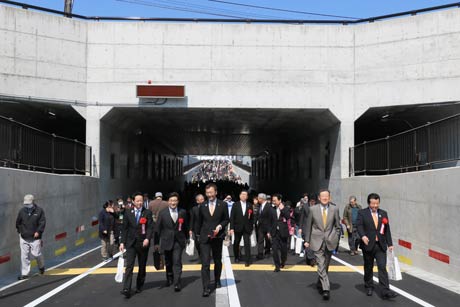 渡り初めで信越本線の下をくぐる