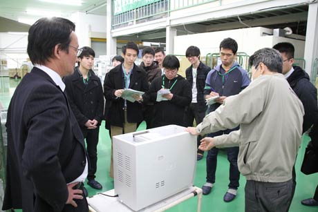 燕市の短期滞在型インターン、ツインバード工業を見学