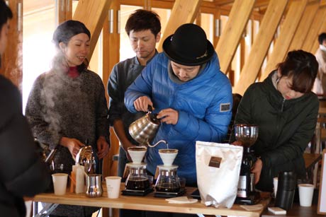 27日、オープンしたばかりの三条市まちなか交流施設「ステージえんがわ」でもコーヒーを販売して三条市民に顔見せ