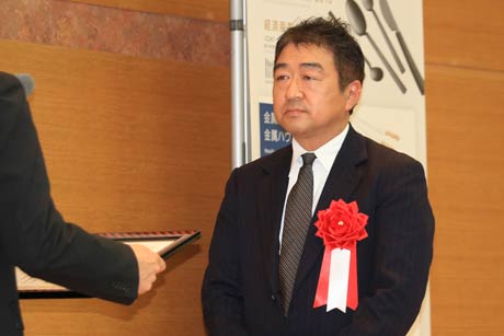 平成27年度ジャパン・ツバメ・インダストリアルデザインコンクールで経済産業大臣賞を受けた株式会社大泉物産のカトラリー「ICHI」、表彰を受ける同社の大泉一高専務