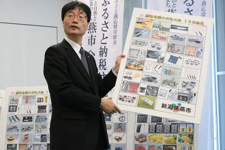  定例記者会見を行う鈴木市長