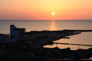 長岡市・寺泊港の向こうに沈む夕日