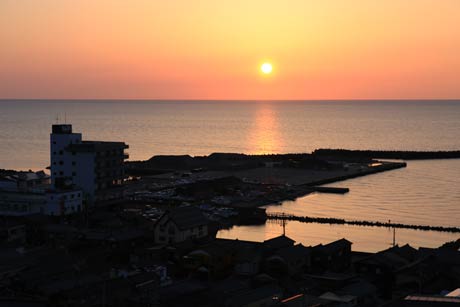  長岡市・寺泊港の向こうに沈む夕日
