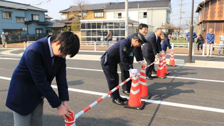 テープカットならぬゲート撤去式で開通