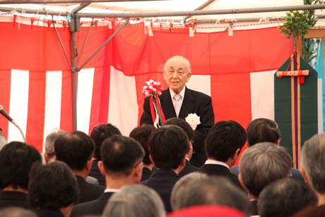 あいさつする小池加茂市長