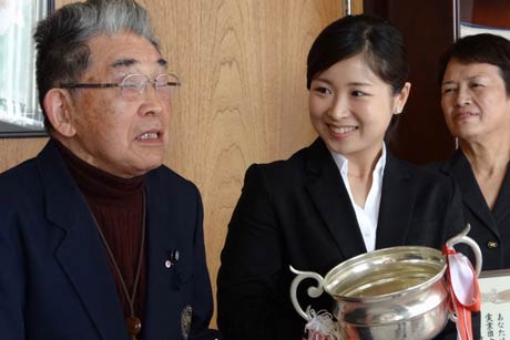 上林館の小日向館長(左)と五十嵐さん
