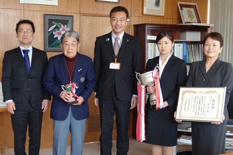 左から五十嵐さんの父、誠さん、上林館道場の小日向館長、国定市長、五十嵐さん指導者の鎌田さん