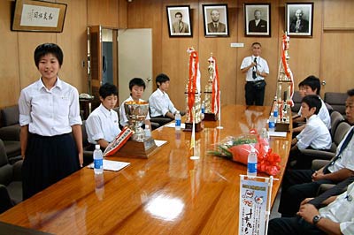 2008年、全中で優勝して市長を表敬訪問した燕中女子剣道部、いちばん左で優勝の報告をしているのが当時、3年生で主将だった五十嵐さん